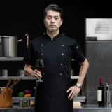 Шеф -повара рабочей одежды летом, высокий шеф -повар с коротки