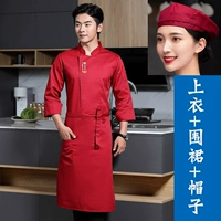 Красный лонгслив, красная юбка в складку, фартук, берет