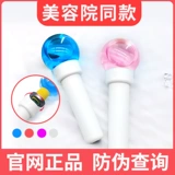 Поверните маленькую хоккейную красоту замороженную мистера на маленьком ледяном молотке на лицевом лице