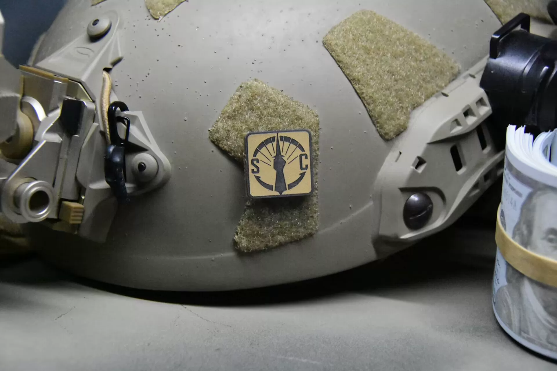 Detalle del parche para casco - diseño y acabado