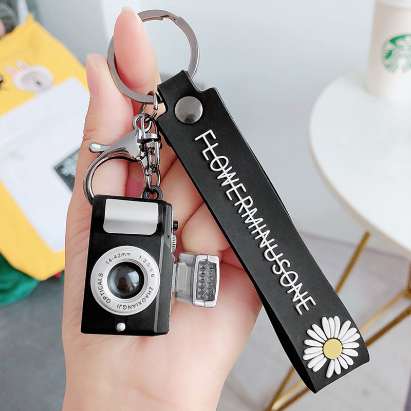 Car Keychain for Women ins Internet Celebrity Daisy Ring Creative Cute Cartoon Led Camera Bag Pendant Chain