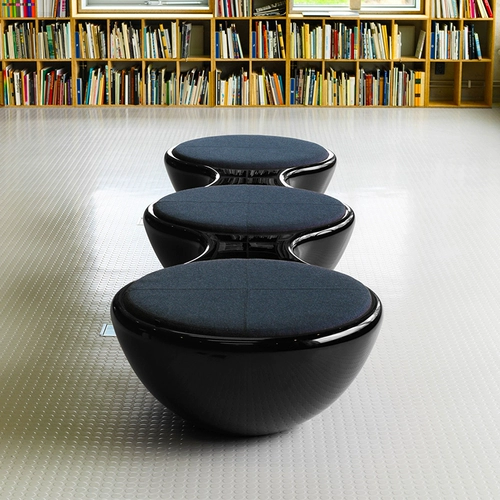 居语 FRP Seats Combertion Mall Casual Стул соединенные инопланетные платья на открытом воздухе сидят на табуретке против коррозионного дерева