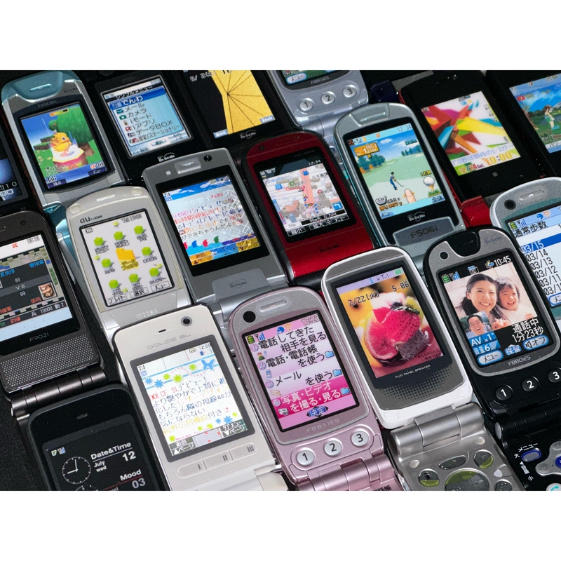 New in March: Retro Flip Phone [Model Phone Cannot Be Used] |   Photography Props/Non-Functional Equipment]