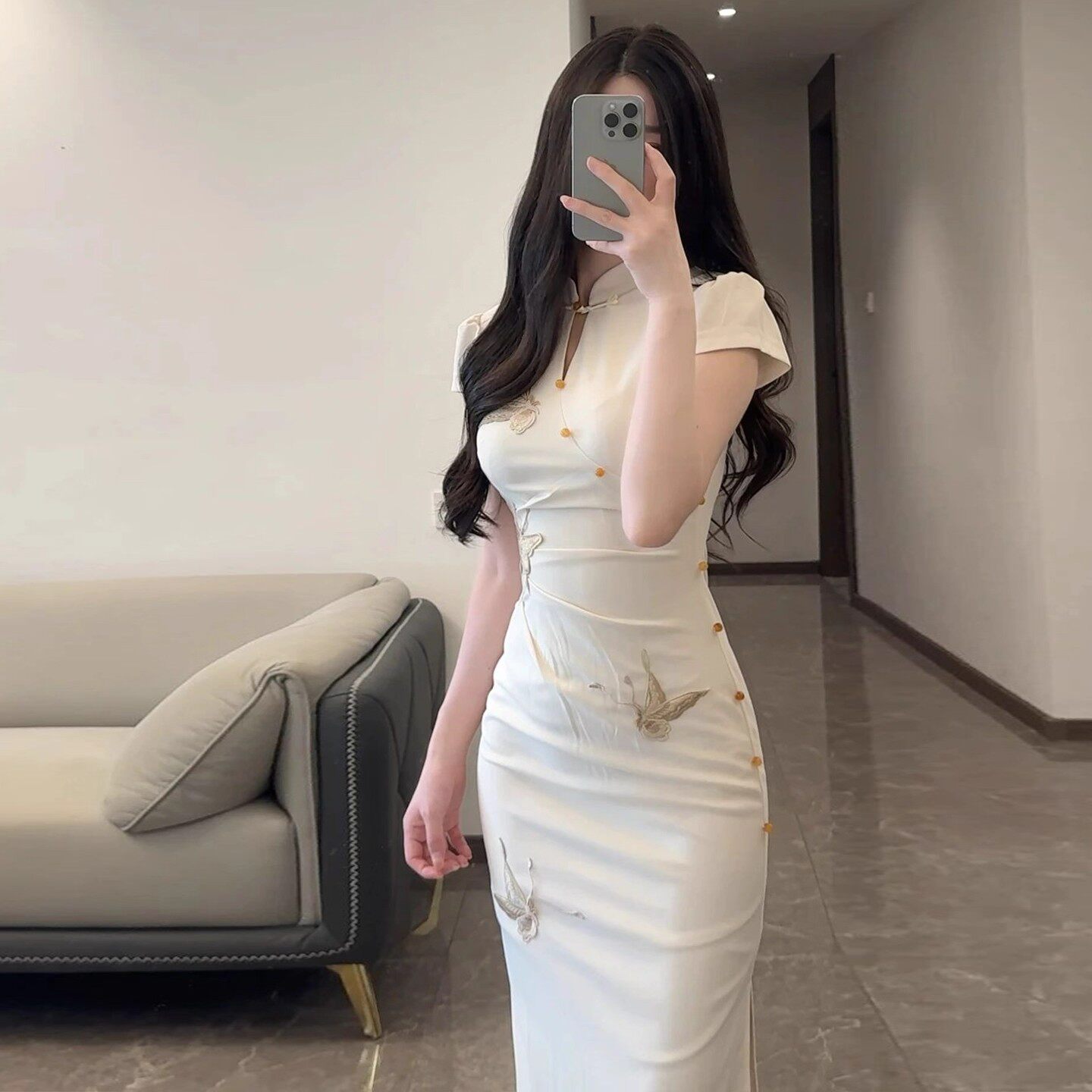 中国風の蝶の刺繍とカエルのボタンをあしらった、女性向けの新しいチャイナドレス。夏にぴったりの、高級感とエレガントさを兼ね備えた、ウエストを絞ったボディコンドレスです。