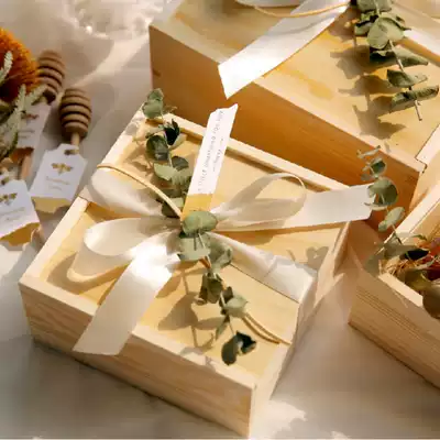 Bridesmaid with hand gift wooden box female European style ins creative wooden box empty box eucalyptus leaf wedding candy box
