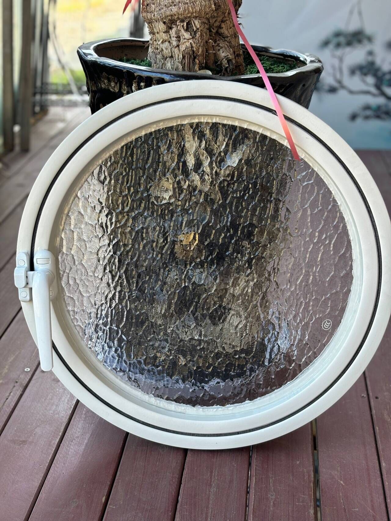 弧状の窓 中心軸が回転する丸窓 月窓 屋内の丸いガラス窓 ロフトの風景の丸い窓 防音窓