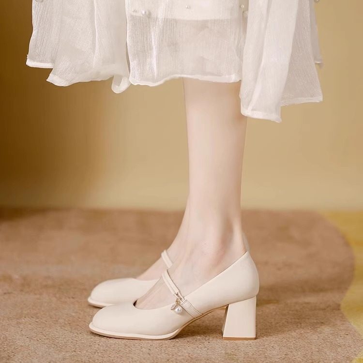 Branded Mary Jane shoes for women, 2026 Spring/Autumn new style, chunky heel, fashionable high heels to match skirts.