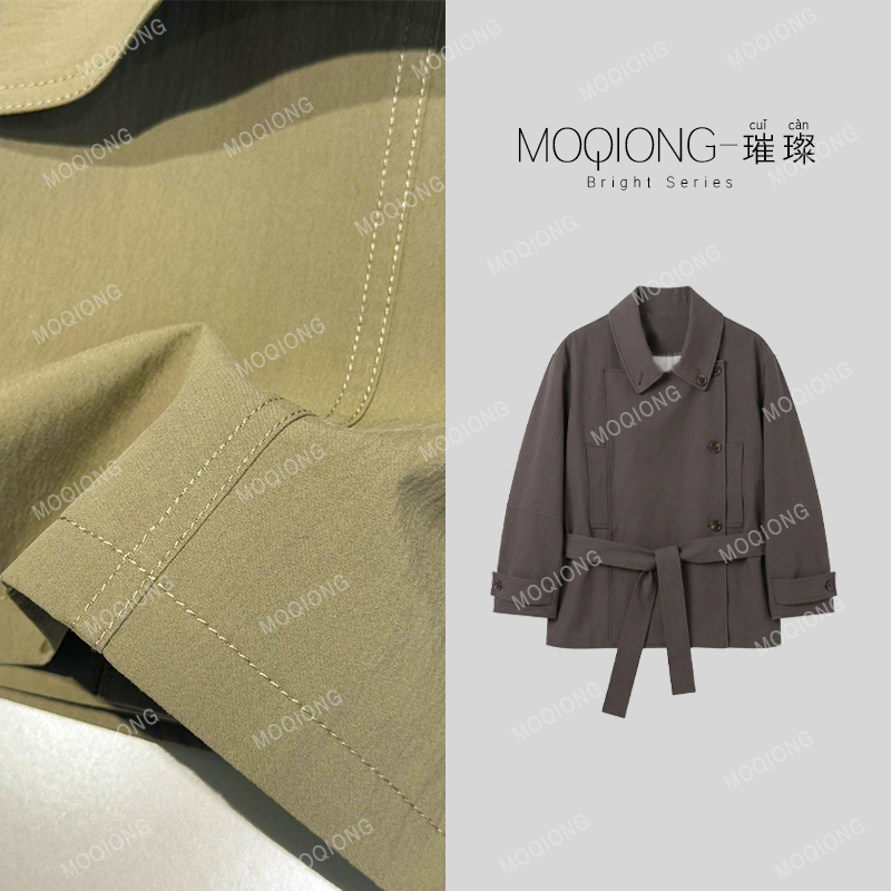 【Mo Qiong】"Say Goodbye to The拖沓 Style" - a Short Trench Coat with a Stand-Up Collar and Diagonal Placket, Featuring a Delicate Texture and a Relaxed Feel, Perfect for Photography 【Mo Qiong】"Say Goodbye to The拖沓 Style" - a Short Trench Coat with a Stand-Up Collar and Diagonal Placket, Featuring a Delicate Texture and a Relaxed Feel, Perfect for Photography