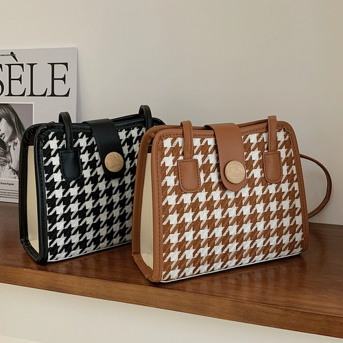 Небольшая сумка на одно плечо, дизайнерская брендовая сумка подмышку, тренд сезона