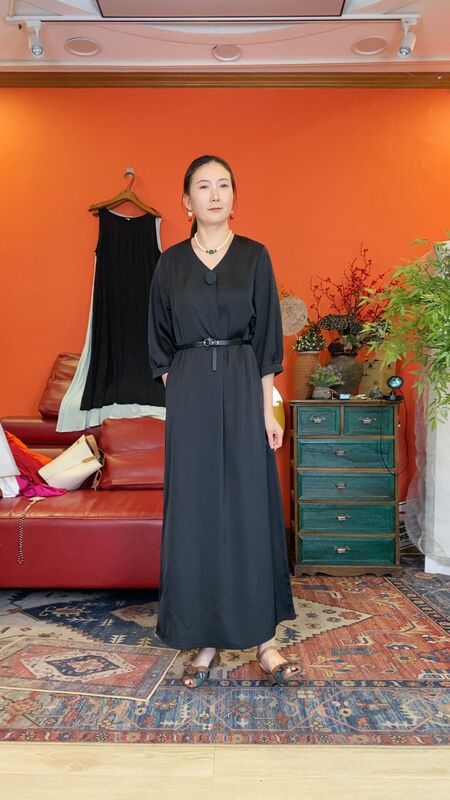 Light Luxury High-End V-Neck Loose-Fitting Dress, Slimming and Elegant, Fashionable Three-Quarter Sleeve Black Retro Designer Long Dress