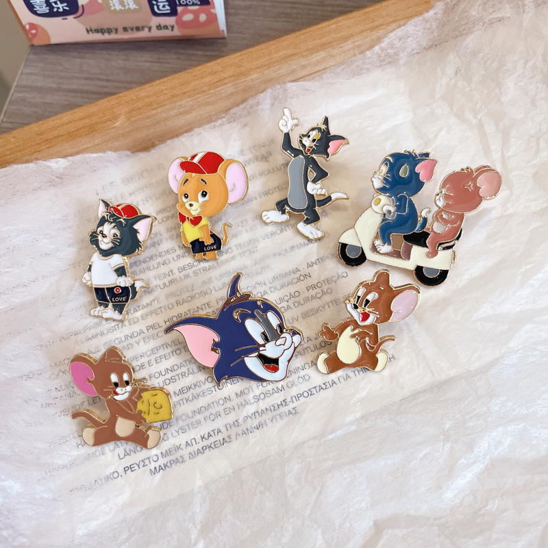 Tom and Jerry Brooch Cartoon Cute Tom and Jerry Metal Badge Couple Gift Student Clothing Bag Accessories