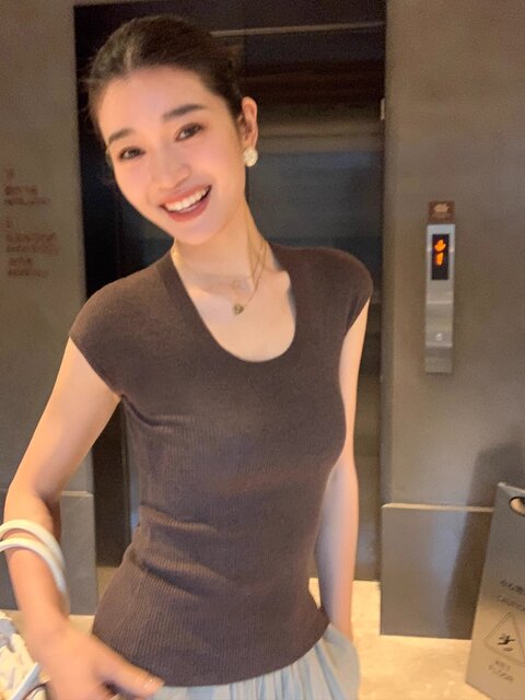 High-end u-neck right shoulder short-sleeved ice silk sweater for women summer old money style slim slim T-shirt short right shoulder top