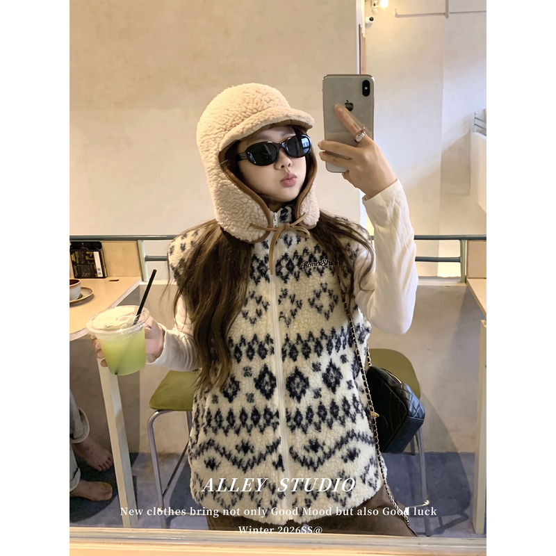 American Retro Fair Isle Lamb Wool Quilted Vest for Women, Autumn and Winter Zip-Up Sleeveless Warm Stand-Collar Jacket American Retro Fair Isle Lamb Wool Quilted Vest for Women, Autumn and Winter Zip-Up Sleeveless Warm Stand-Collar Jacket