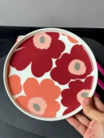 Пыльцевая сердцевина бордового цвета, плоская тарелка диаметром 20 см.