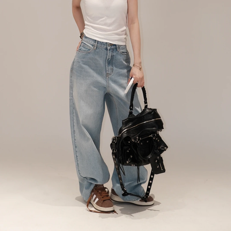 Fuyue Attends the Event Wearing a Relaxed and Loose-Fitting Denim Pants, Suitable for Commuting, Minimalist, Versatile, Casual, and Vintage Fuyue Attends the Event Wearing a Relaxed and Loose-Fitting Denim Pants, Suitable for Commuting, Minimalist, Versatile, Casual, and Vintage