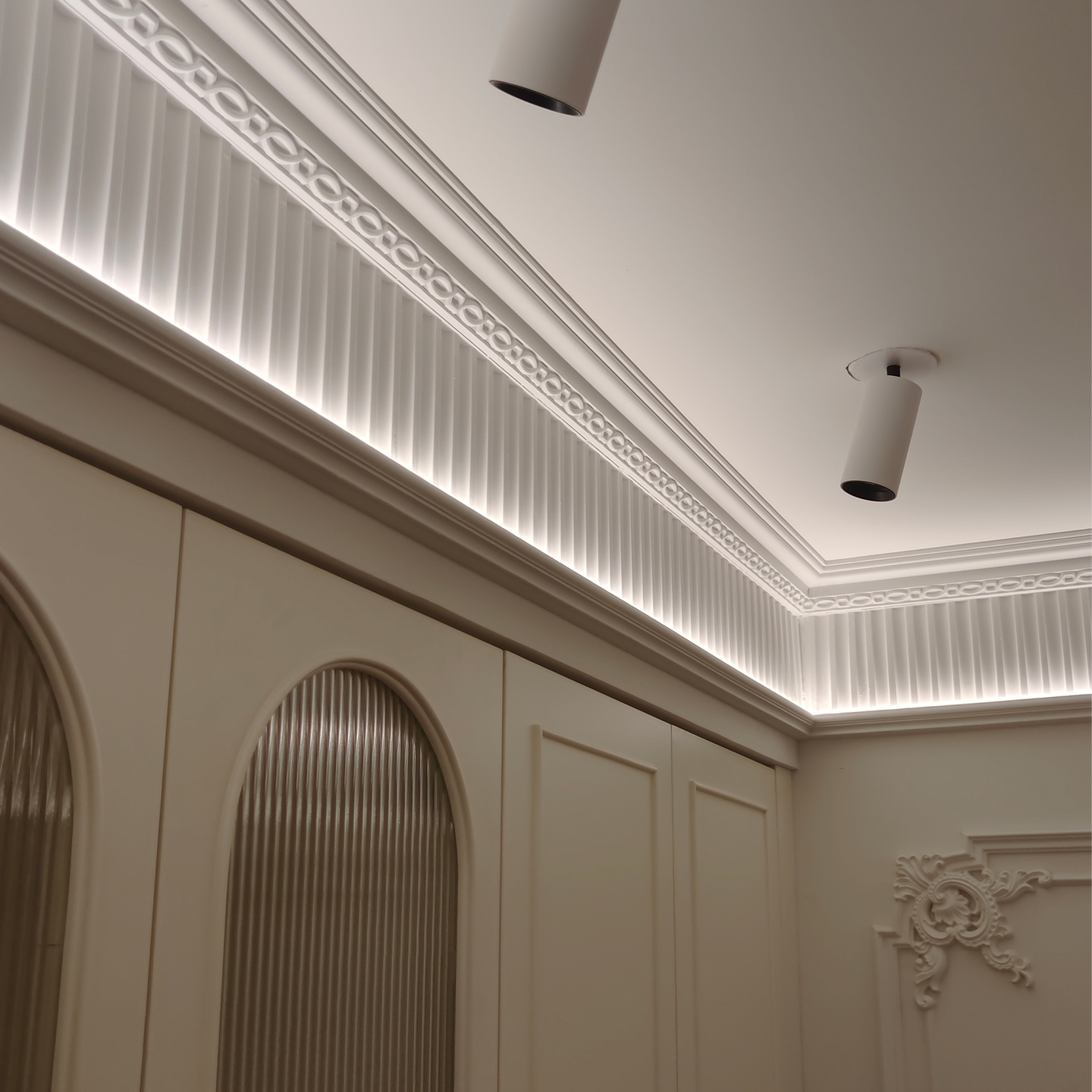 悬浮轻盈之美：铝型材打造的梦幻卧室