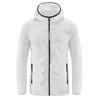 В белом одном топе нет аксессуаров