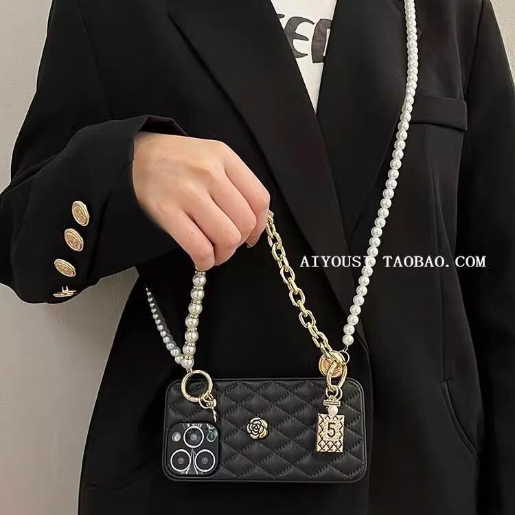【High-End Chanel Style】1 Suitable for iPhone 16 Pro Max Leather Camellia Flower Apple 15 Plus Hand Chain Crossbody Apple 17/11 Crossbody iPhone 13 Phone Case 12 Protective Cover