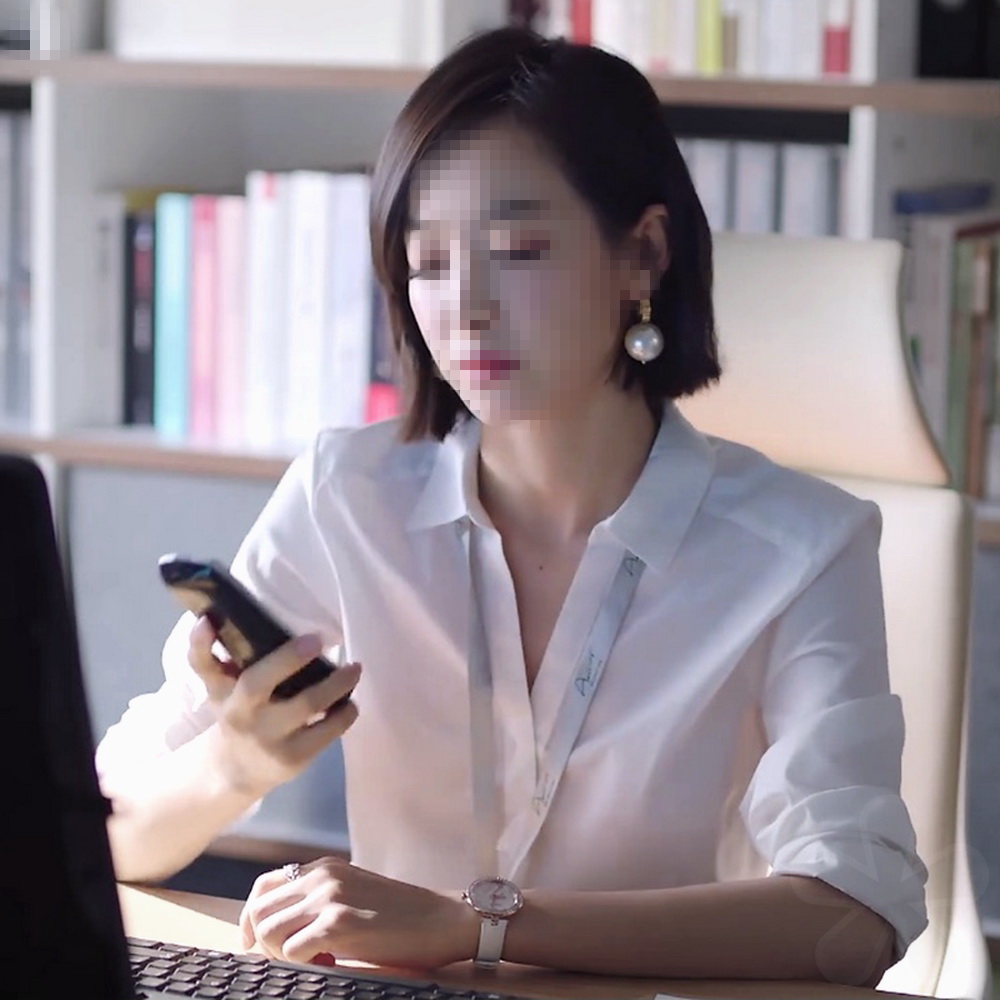 Song Qian of the same style 22 spring new white shirt female OL professional wear temperament V-neck pure cotton casual Hong Kong style tops all-match