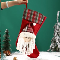 Большие красные клетчатые носки для пожилых людей.