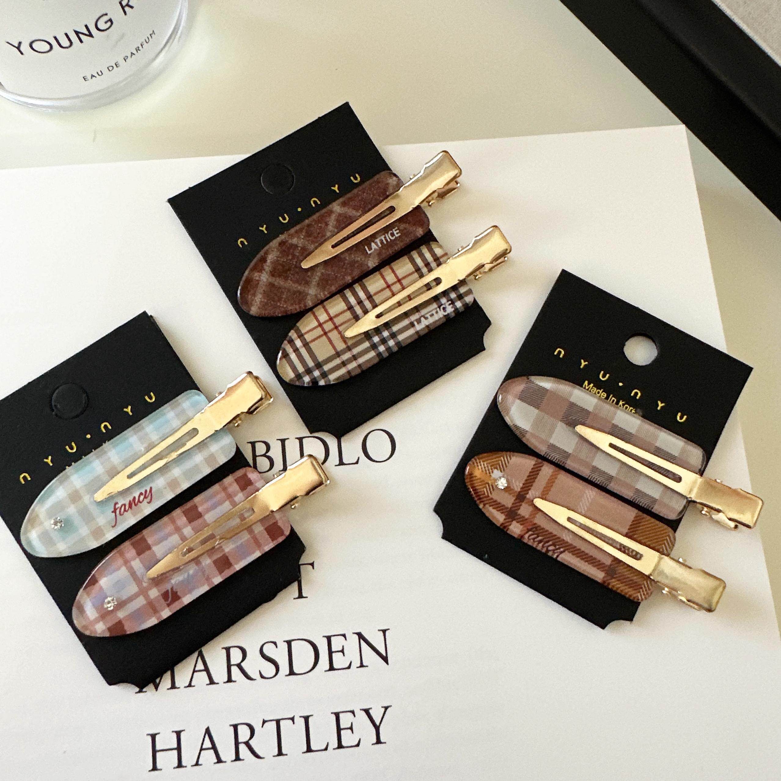 秋冬新作のブラウンチェック柄シームレスヘアクリップ、前髪クリップ、サイドヘアクリップ、プレッピースタイルの小型クリップ、ヘアオーナメント。