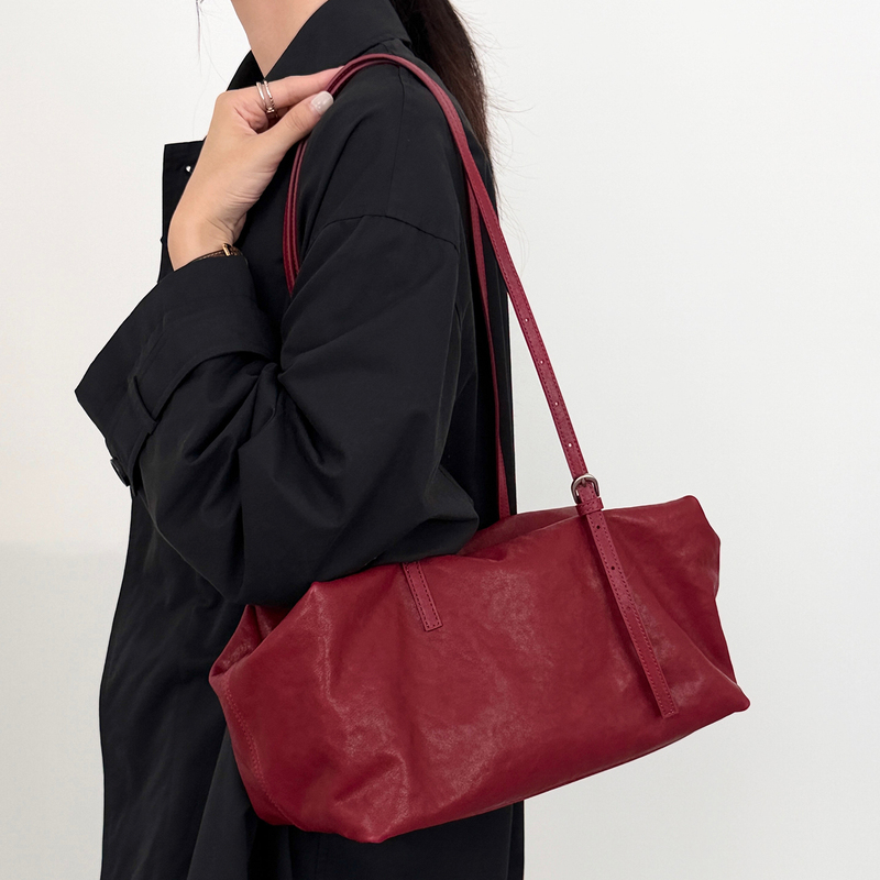 Yuzhi 2026 Autumn New Collection Vegetable-Tanned Leather Fashionable and High-End Pillow Bag Simple Large Capacity Shoulder Bag Yuzhi 2026 Autumn New Collection Vegetable-Tanned Leather Fashionable and High-End Pillow Bag Simple Large Capacity Shoulder Bag