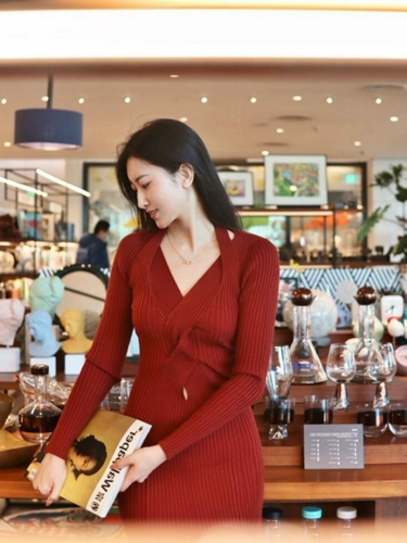 Красный лонгслив, приталенное трикотажное платье, длинная юбка, изысканный стиль, яркий броский стиль, французский стиль