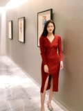 Красный лонгслив, приталенное трикотажное платье, длинная юбка, изысканный стиль, яркий броский стиль, французский стиль