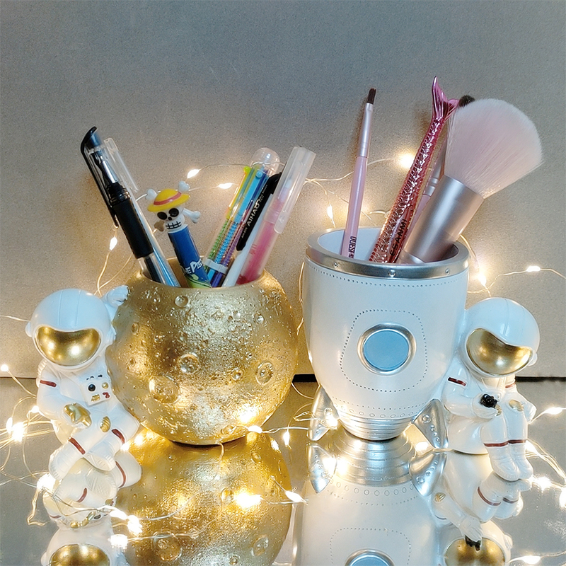 Creative Spaceman Pen Holder Female Net Red Exquisite Storage Box Ornament Ins Wind Cute Children's Pen Bucket Desktop Decoration