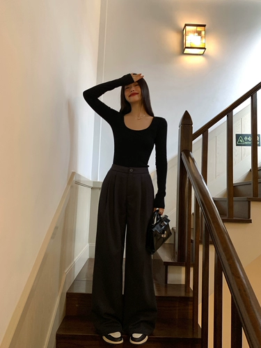 Черный весенний летний приталенный лонгслив, приятный телу трикотажный свитер