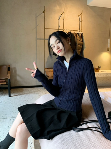 Демисезонный кардиган, облегающий крой