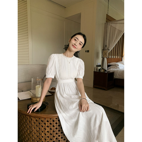 Белое платье, приталенный корсет, дизайнерская длинная юбка, изысканный стиль, французский стиль