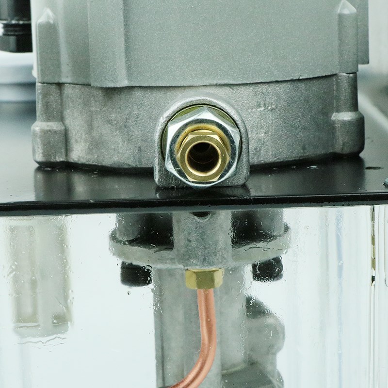 Continuous operation of bearings without oil pumps circulating lubrication bearings intermittent lube cooling refuelling for long periods of operation