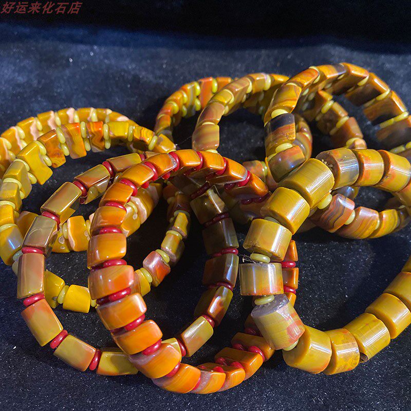 The Warring States Red Hand Boutique Handstring Minimalist Fashion matching the collection to play with the men and women