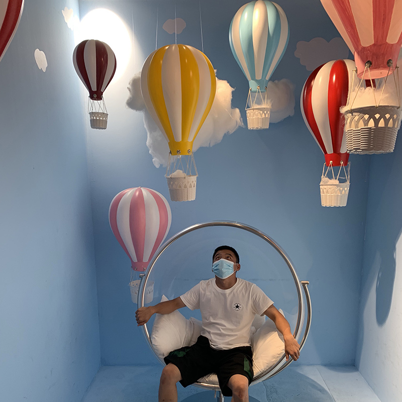 メーデーの装飾小道具プラスチック熱気球ペンダントショッピングモールの廊下の車4Sショップ展示ホールレイアウトクリエイティブな装飾品