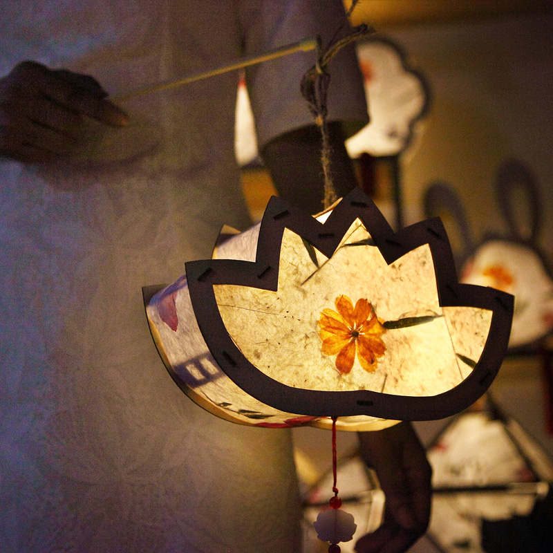 Mid-Autumn Festival diy handmade lanterns children's creative luminous lotus lanterns ancient style Hanfu portable palace lantern material package