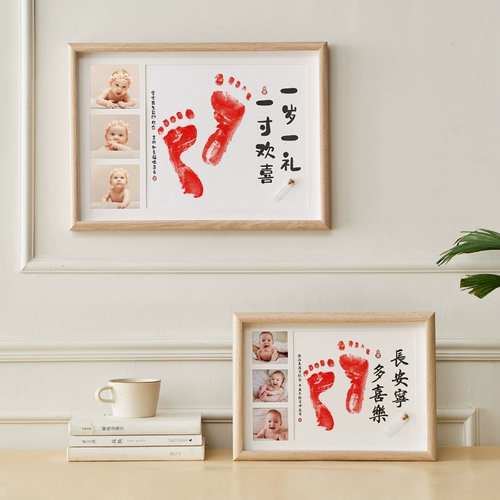 Один год, один -лежащие руки и сувениры с участием, малышка, руки и ноги.