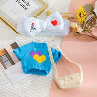 Синие биосиновые волосы с синим двойным свитером белая сумка