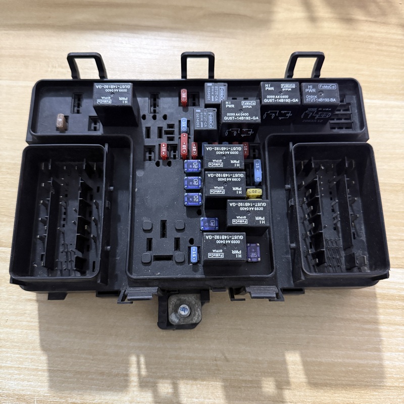 Suitable for Ford Mondeo Edge Engine Compartment Fuse Box Relay Computer Version Fuse Box 14A067 Suitable for Ford Mondeo Edge Engine Compartment Fuse Box Relay Computer Version Fuse Box 14A067
