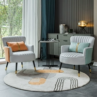 Два стула, один стол [цветные замечания] Железный одиночный журнальный столик