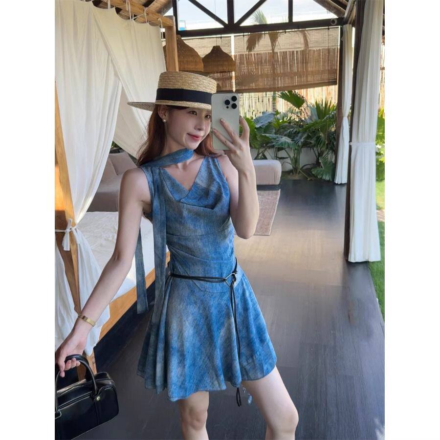 ชุดเที่ยวทะเลสไตล์ยูนนาน กระโปรงย้อมครามสีน้ำเงิน แขนกุด คอปกแบบสวิง แต่งริบบิ้น กระโปรงสั้นทรงไม่สมมาตร สำหรับฤดูร้อน