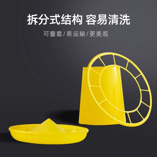 Куриная утка с курицей, пьет бочко