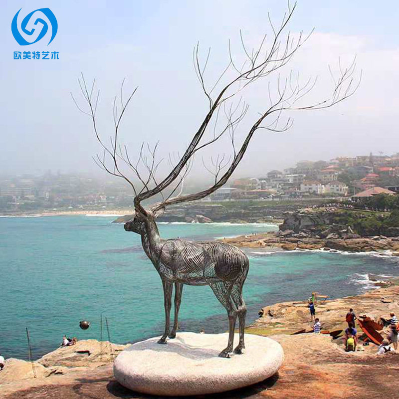 Abstract steel wire deer welding hollowed-out pendulum pieces decorated with small animal garden outdoor large animals handmade sculptures
