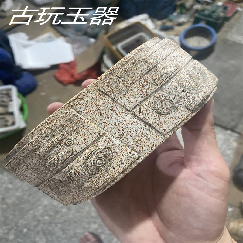 Imitation of Chu culture to a chicken bone white jade cargo to oval jade brown antique gift robot face like jade jade