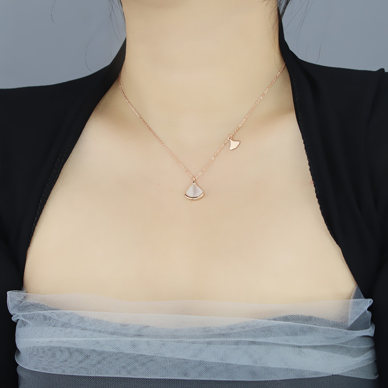 Fan-shaped necklace female ins net red niche design trendy temperament light luxury high-end small skirt clavicle chain
