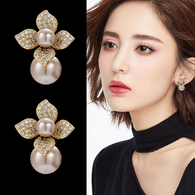 Korean pearl earrings 2022 new women's retro temperament high-end light luxury sterling silver face small short earrings