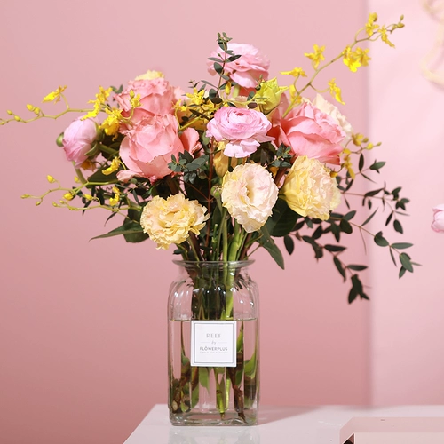 Huajia подбирает смешанные букеты из 12 и более цветов в одном заказе, включая смешанные листья и цветы для украшения домашних цветочных композиций.