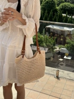 Маленькая рисово-белая соломенная сумка