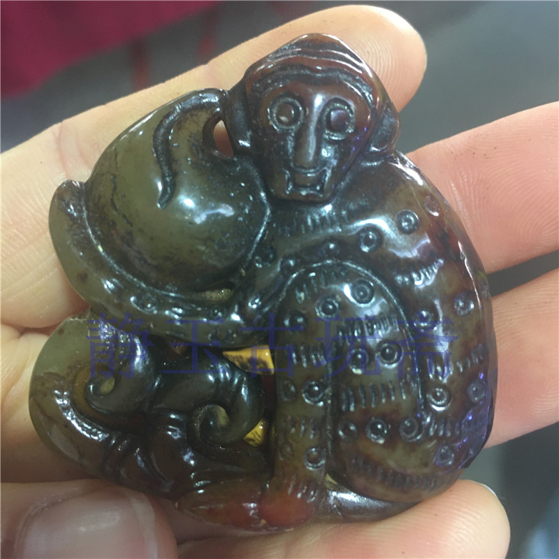 The zodiac monkey of the Republic of China holds a peach pendant pendant jade waist wearing a jade monkey and Tian Laoxiu jade monkey offering a longevity peach