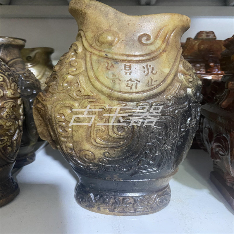 Fish-shaped dragon tattooy green flower Sui tang fish mouth jade Jade Bottle God Dragon Pattern Ancient Play Monster Jade Bottle rich Guiyu Jade Bottle